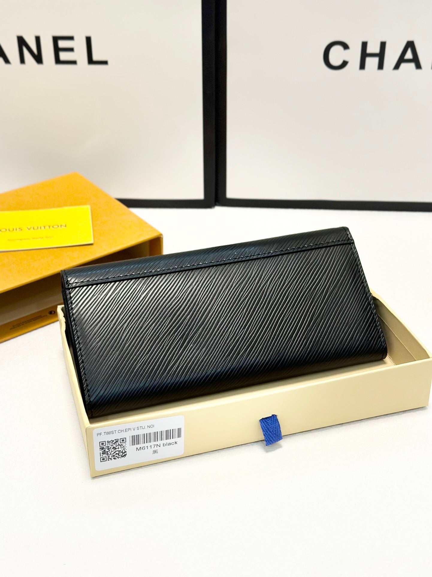 LV Louis Vuitton Classic Leather Purse Size 19x10cm